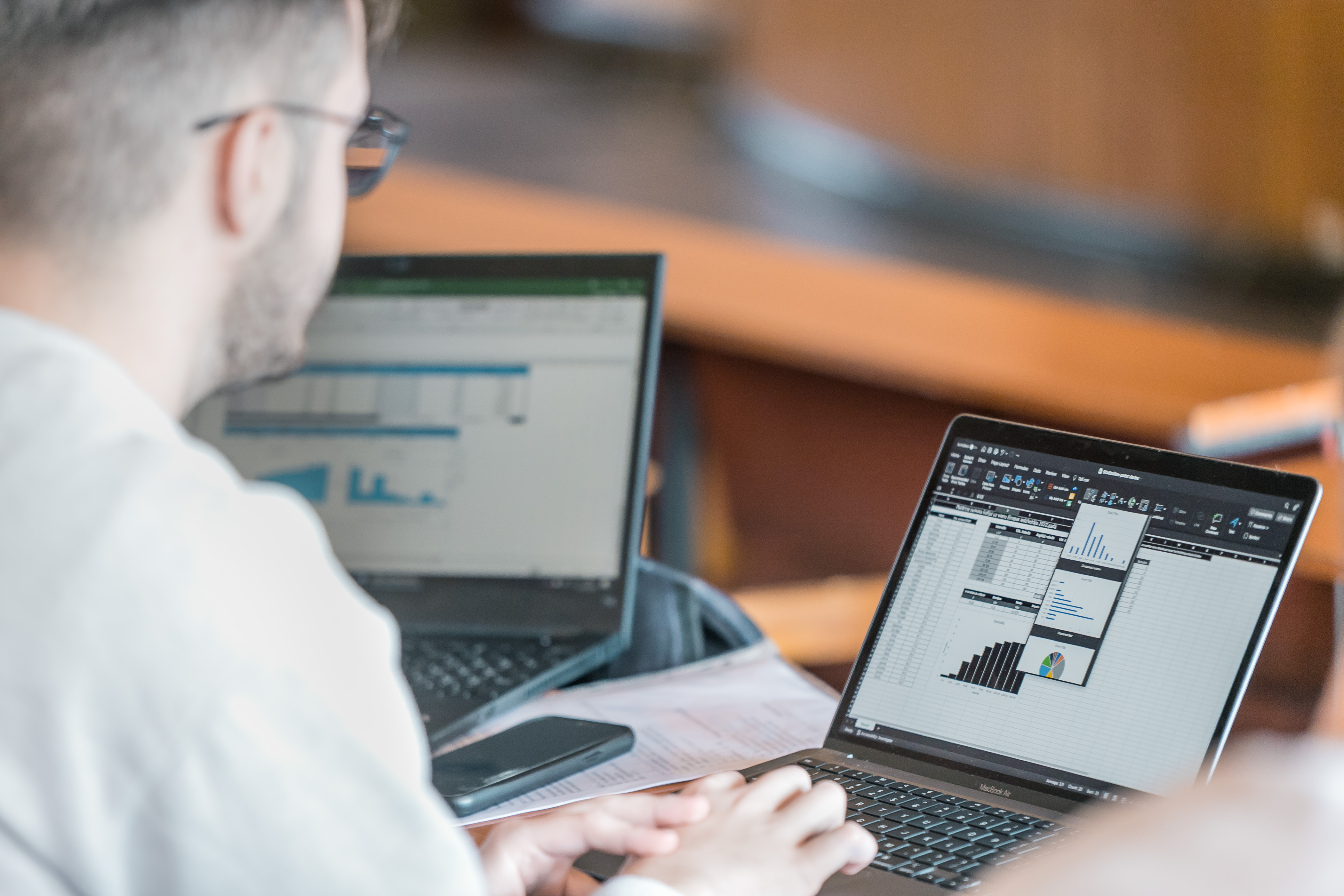 LU students analizē finanšu datus klēpjdatorā, izmantojot izklājlapas programmu