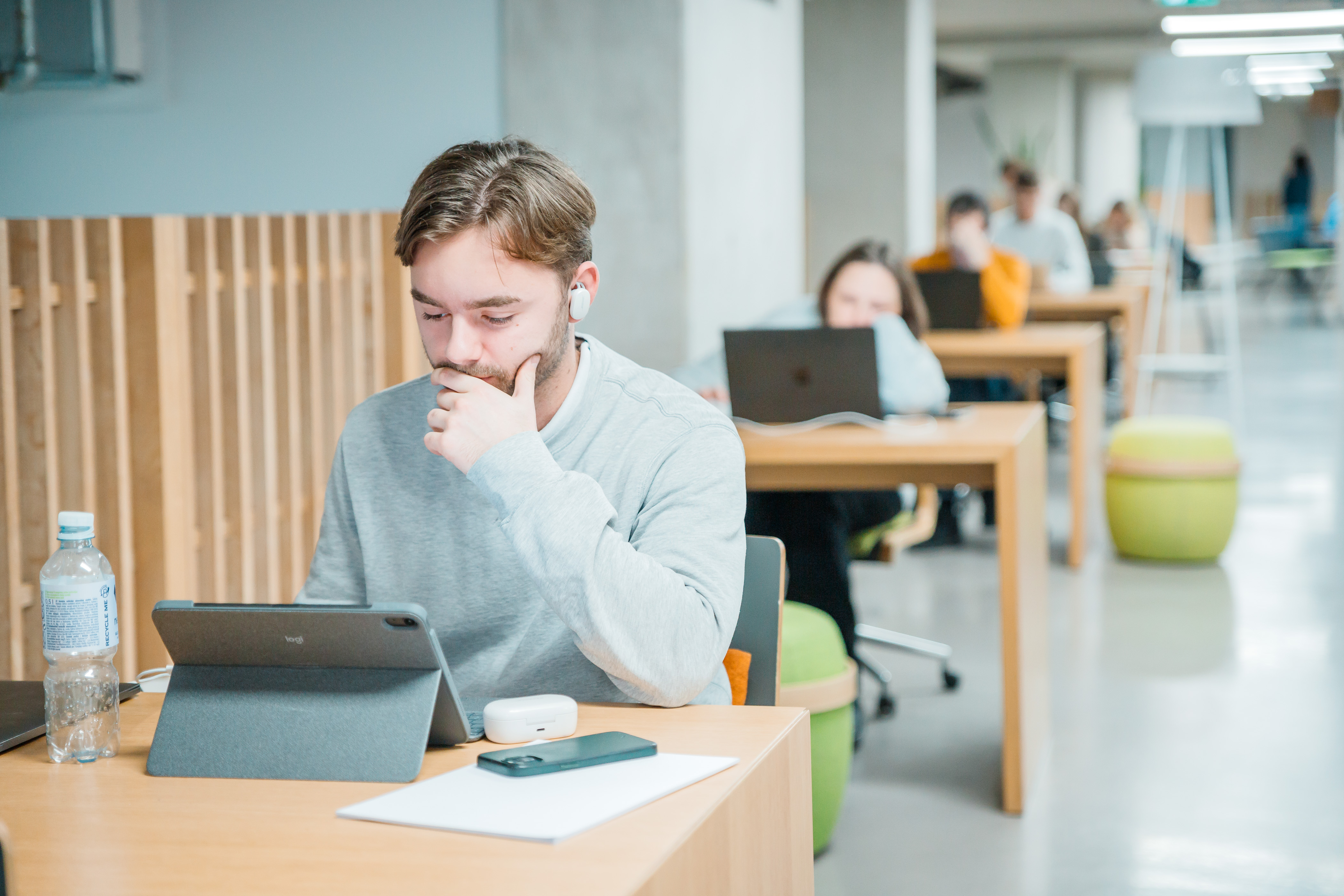 Studenti Latvijas Universitātes Dabas mājas bibliotēkā